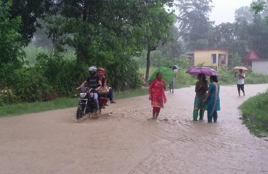 गोरखुवाला में घरों और दुकानों में घुसा पानी