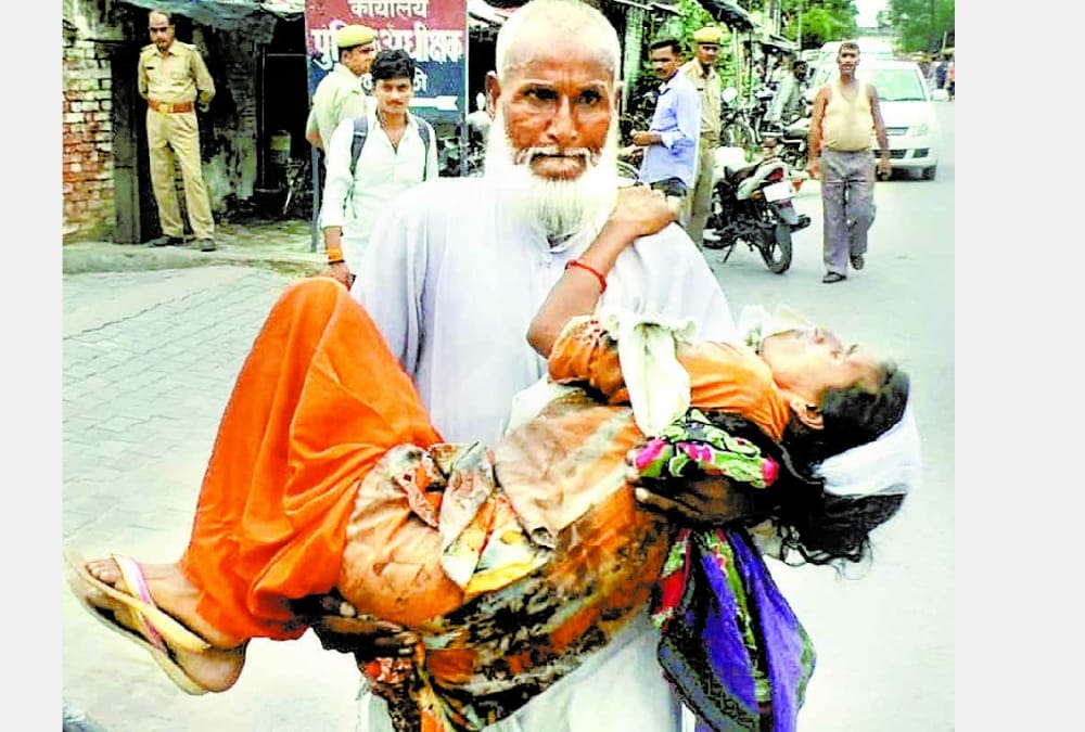 A man goes to file a complain with his wife in sultanpur.