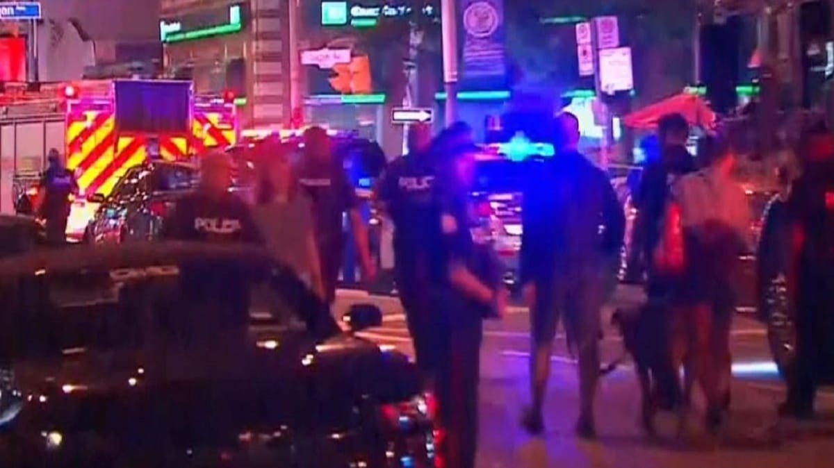  Multiple people shot outside restaurant in toronto gunman killed by police 