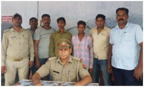 varanasi police arrest to person  who do robbery for girlfriend need 