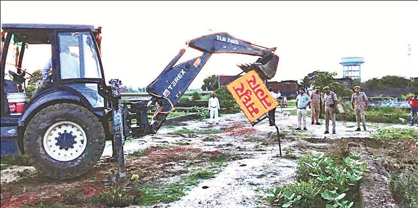  30 plots of 4 crores made by capturing Government Chakrad