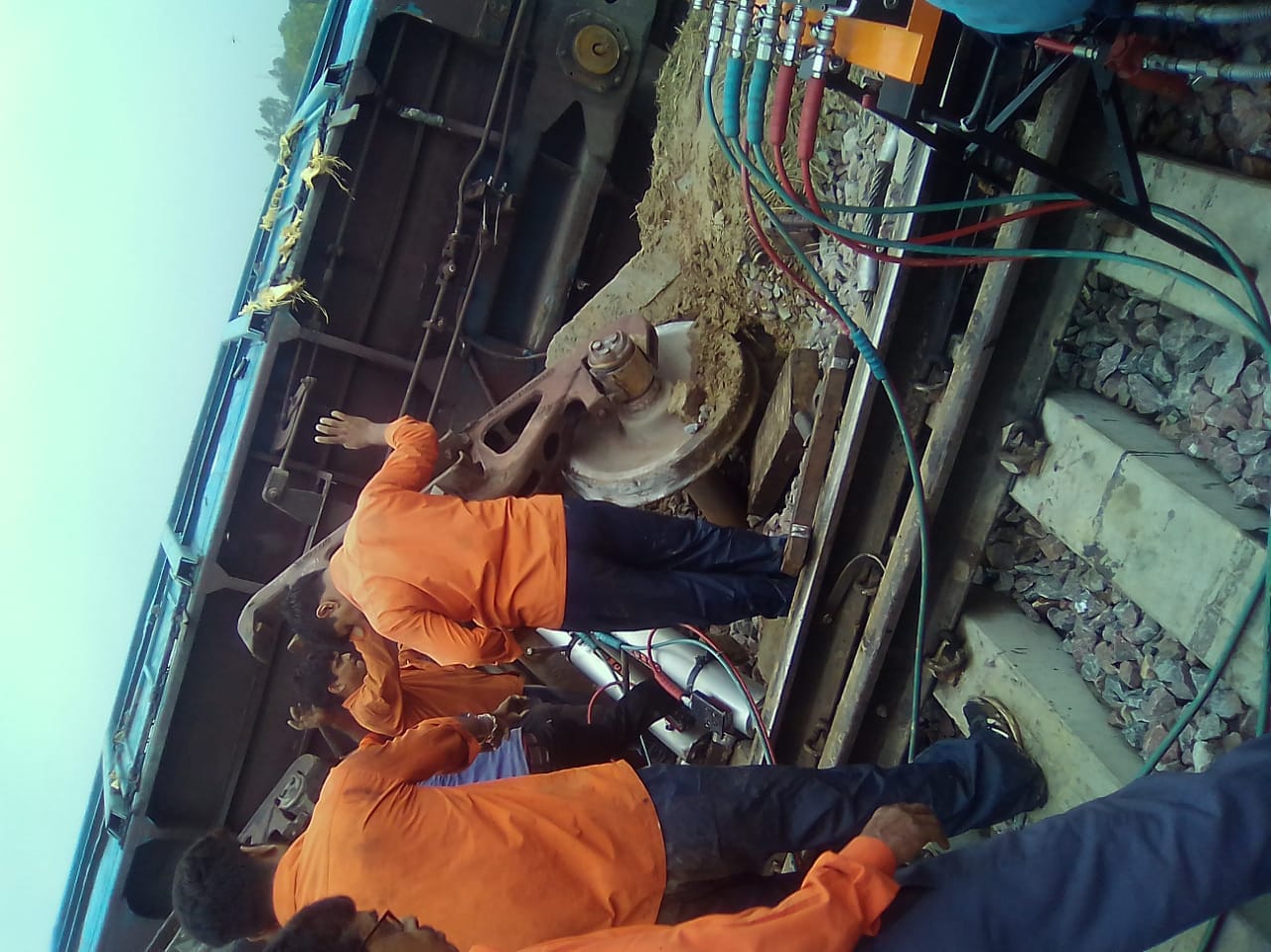 goods train derailment in amethi akbargunj railway station