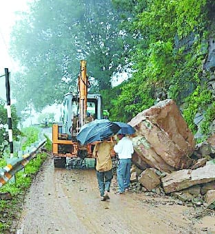 पहाड़ी दरकने से आया मलबा कलखर-ऊना सुपरहाइवे रहा बंद