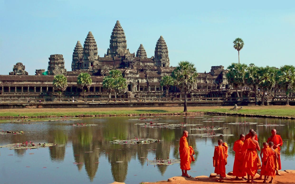  worlds biggest hindu temple Angkor Wat in Combodia