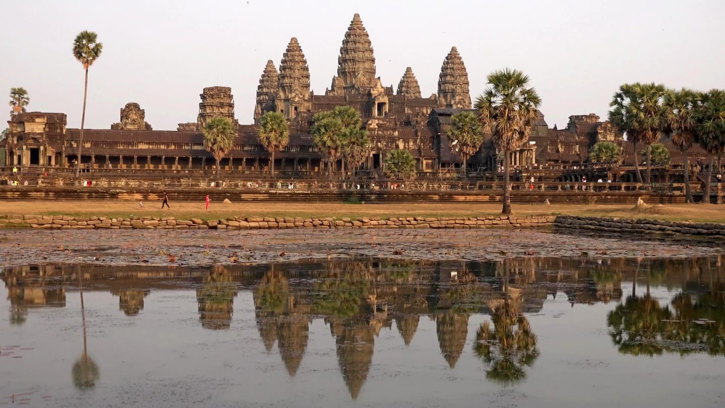  worlds biggest hindu temple Angkor Wat in Combodia