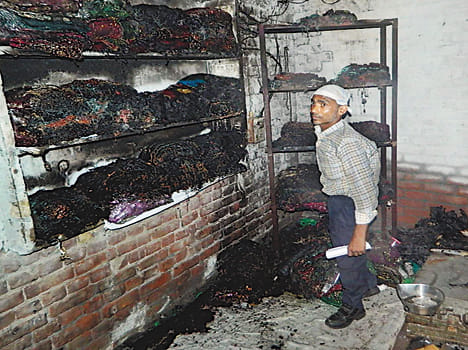 Short circuit fire in Zardozi factory, loss of 12 lakh