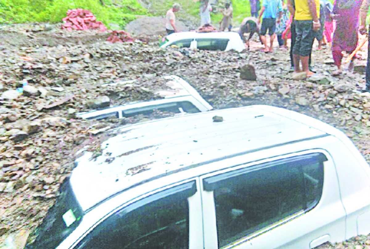 cloudburst at solan arki and four vehicle damaged