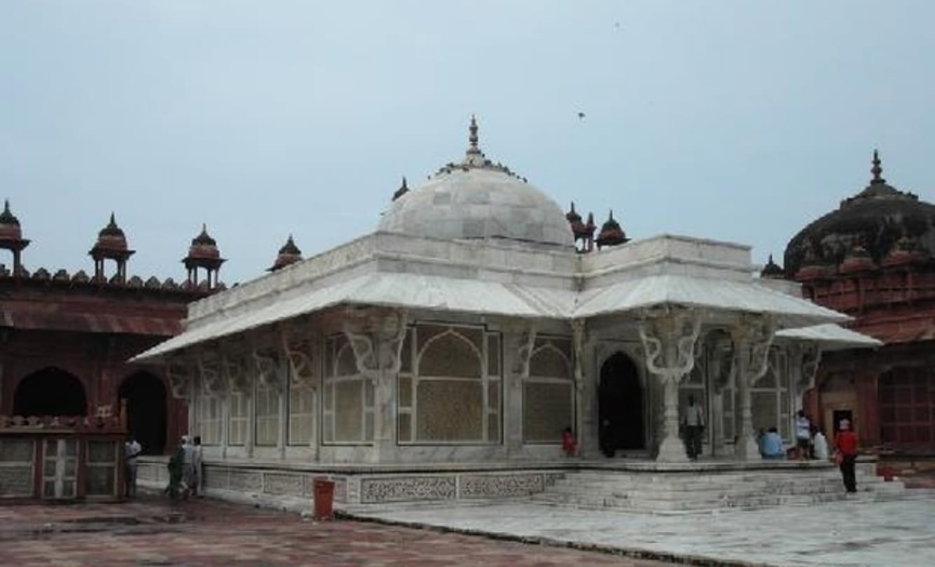 Tourists Decreased At Other monuments Only Visits Taj Mahal