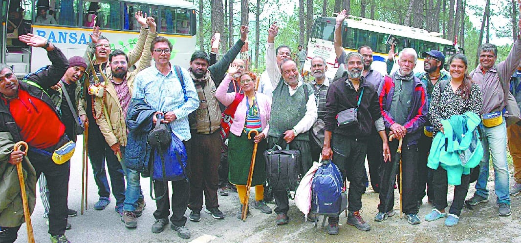 Gyanji reached the helicopter, then faces the passengers flying