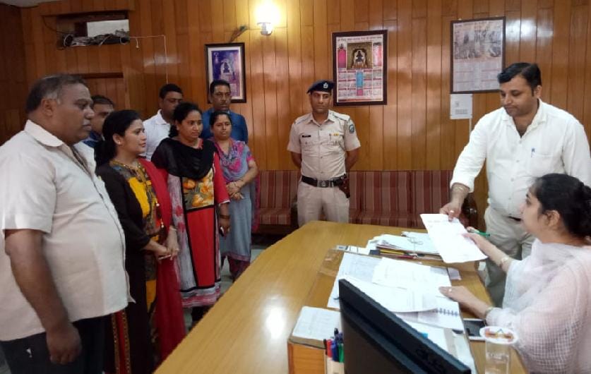 नगर परिषद भंग करने के लिए उपायुक्त को सौंपा अविश्वास पत्र