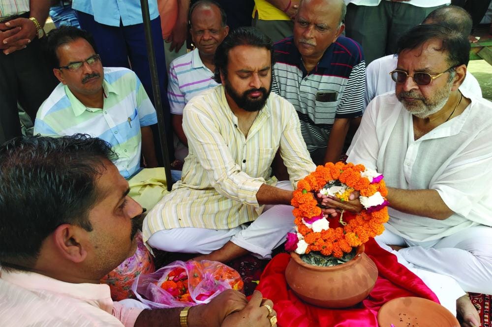Lyricist gopaldas neeraj bonse flow in haridwar