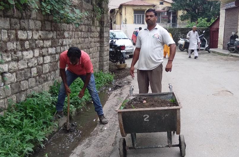 सड़क किनारे जमा पानी की निकासी शुरू