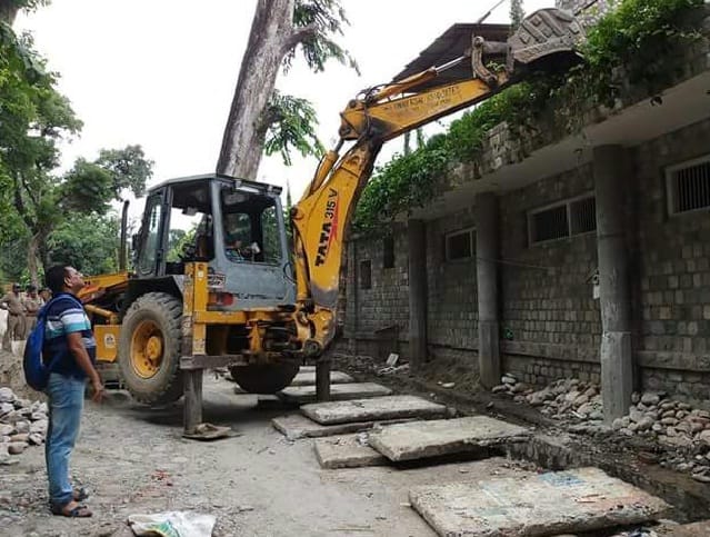 प्रशासन ने रिसॉर्टो का अतिक्रमण ढहाया