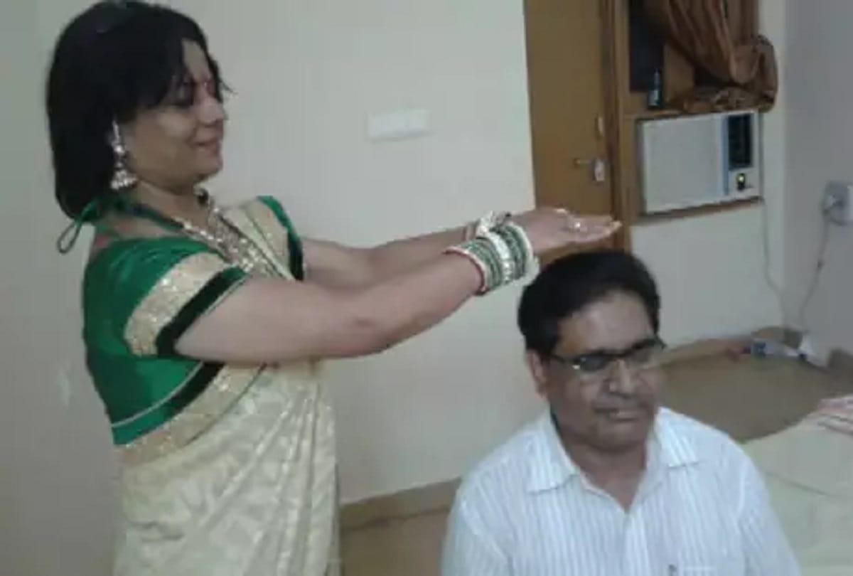 madhya pradesh officers massage phoros viral after delhi sho 