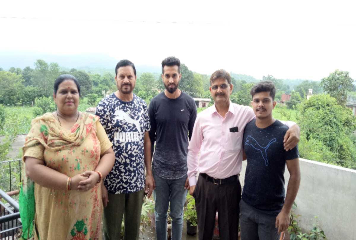 indian hockey player Dharmveer Singh visited hamirpur village to meet trainer