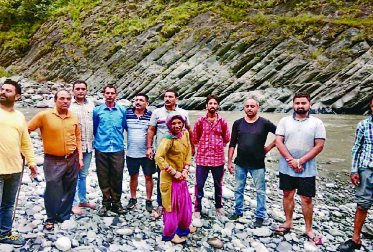 woman stranded in rocks rescued by making human chain in Ravi