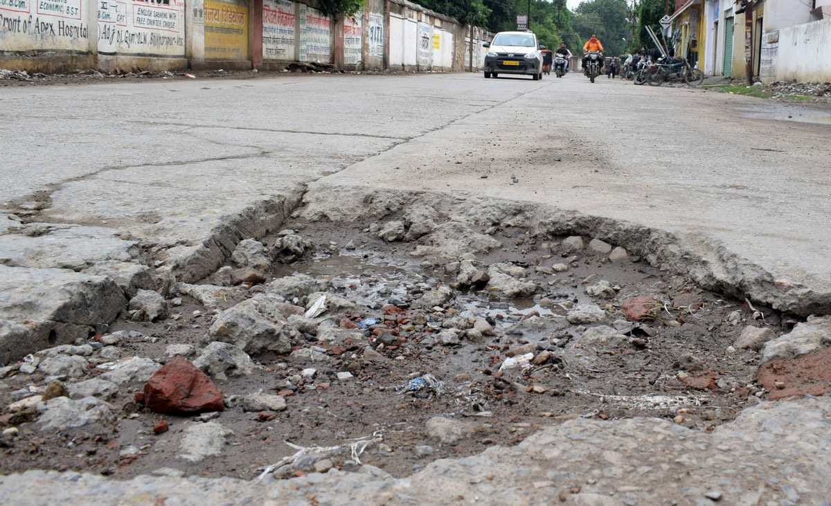 Varanasi road collapsed in rainy season for this reason