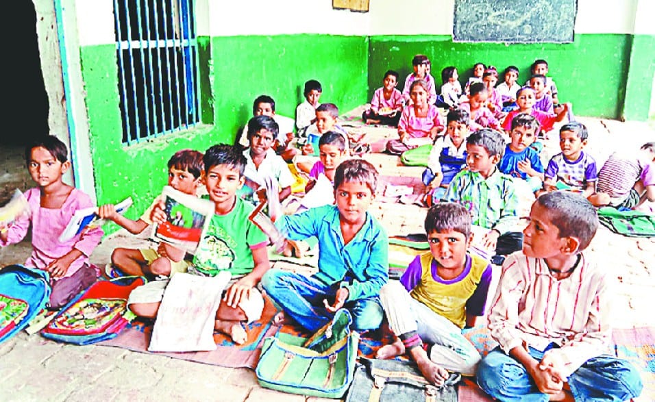  kitaabe hai kum, shiksha ho rahi bedum