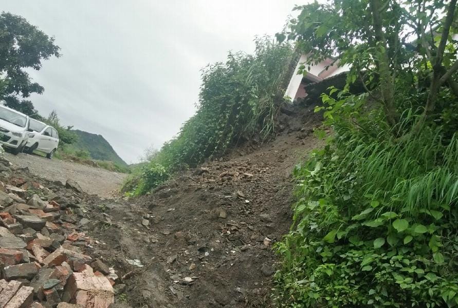 बढ़वास स्कूल की दीवार ढही, भवन को खतरा