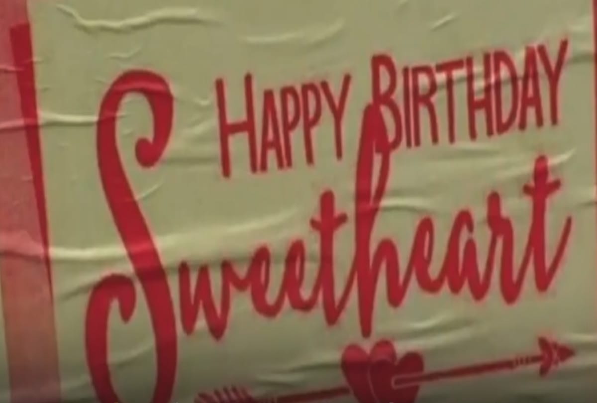 Boyfriend Paste the posters in the city to express love his girlfriend 