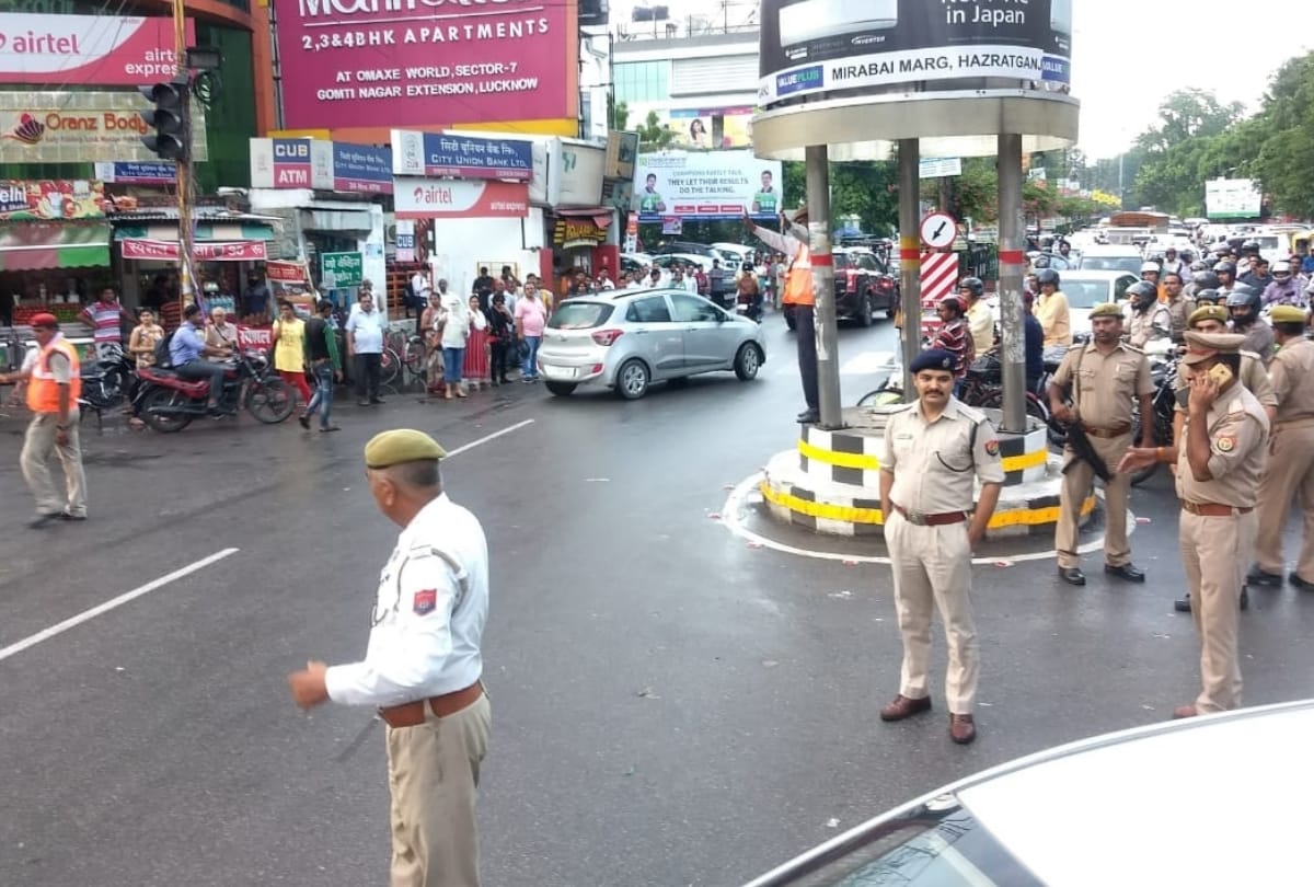 ssp kalanidhi naithani gave instructions to traffic policemen in lucknow
