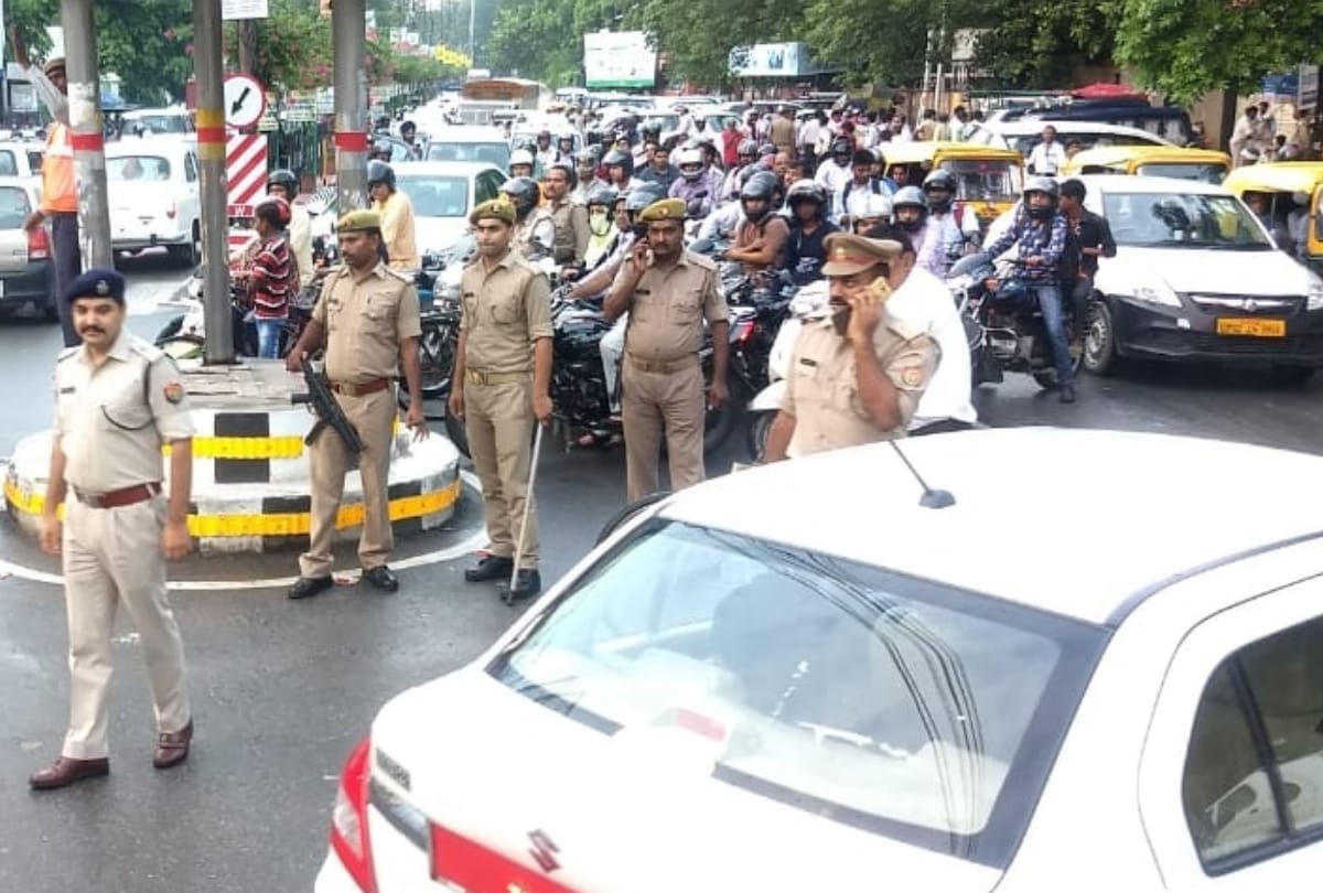 ssp kalanidhi naithani gave instructions to traffic policemen in lucknow