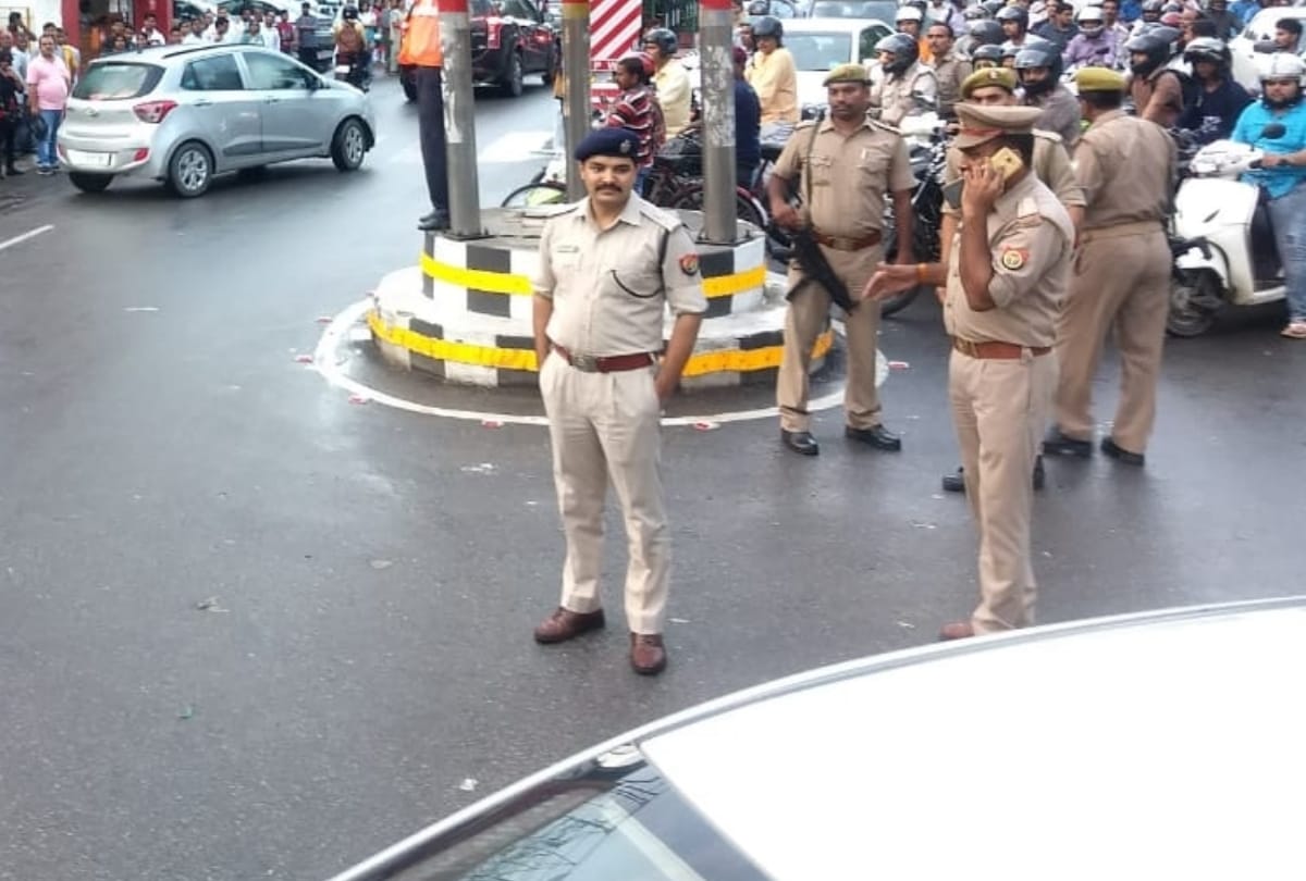 ssp kalanidhi naithani gave instructions to traffic policemen in lucknow