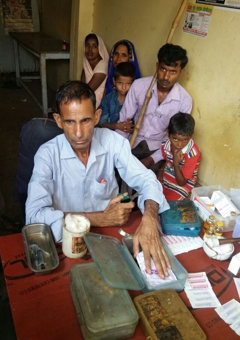 टीम को देख भागे झोलाछाप