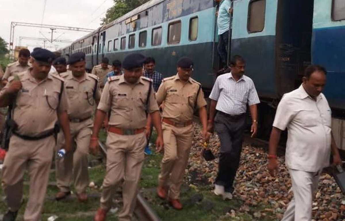 Shramjeevi express stopped at shivpur railway station in varanasi due to bomb call