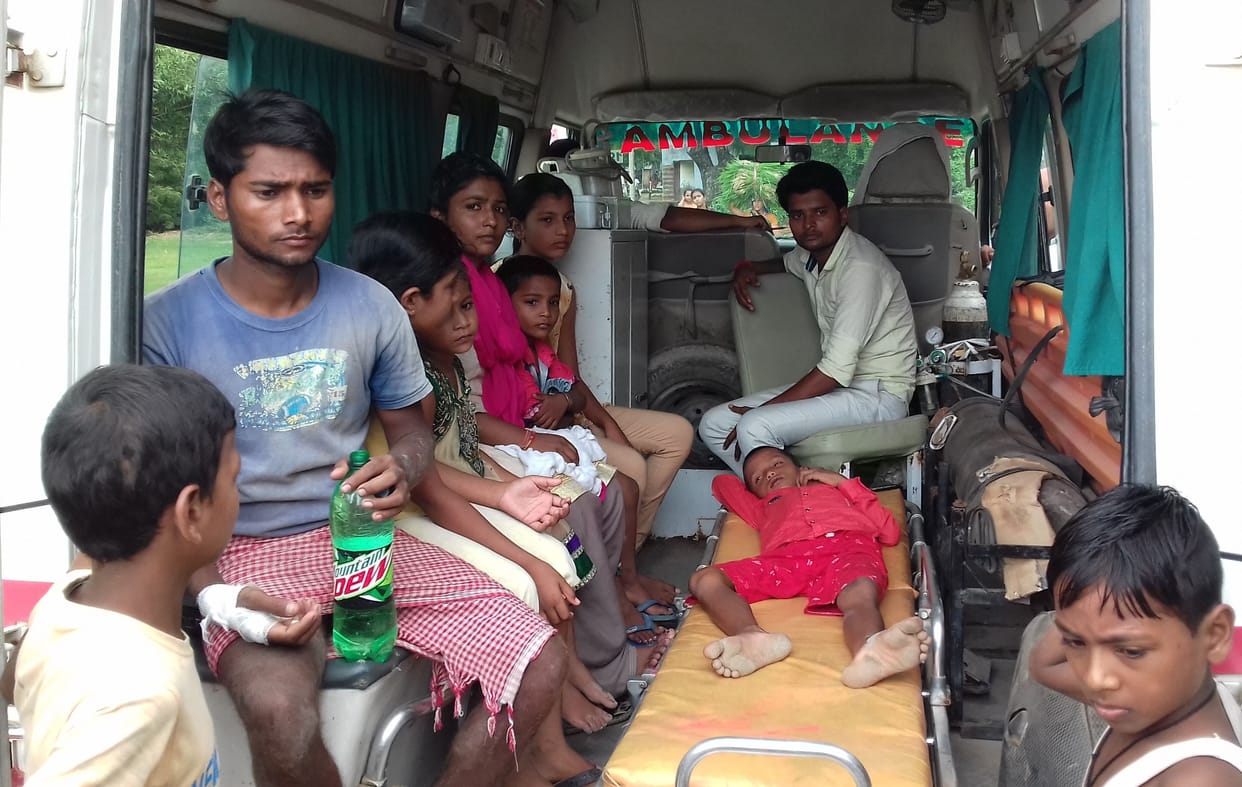 खेत में पलटी स्कूली बस, छह बच्चे घायल