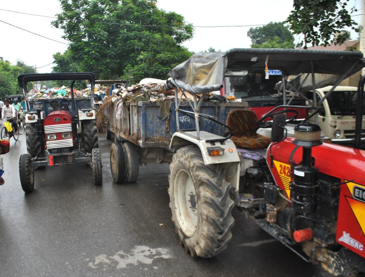 Demonstration performed at the litter-filled Nagar Palika office