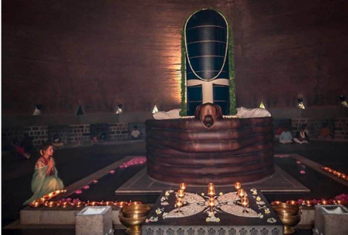 Kangana Ranaut seeking blessings of Adiyogi Shiva lingam