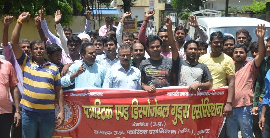 पॉलिथीन पर प्रतिबंध के खिलाफ सड़क पर आए व्यापारी