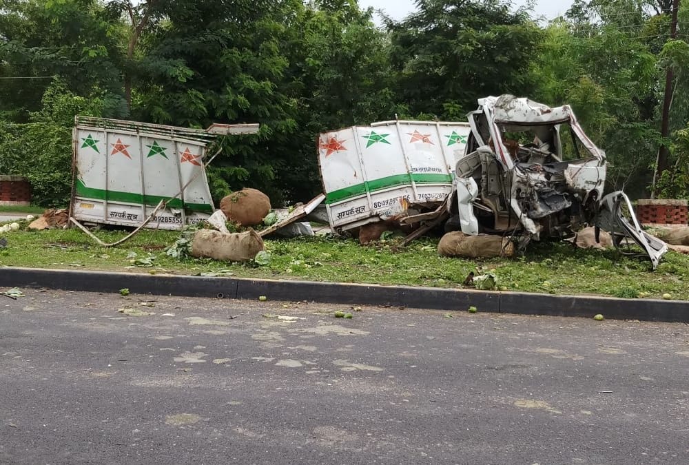 accident on lucknow faizabad national highway.