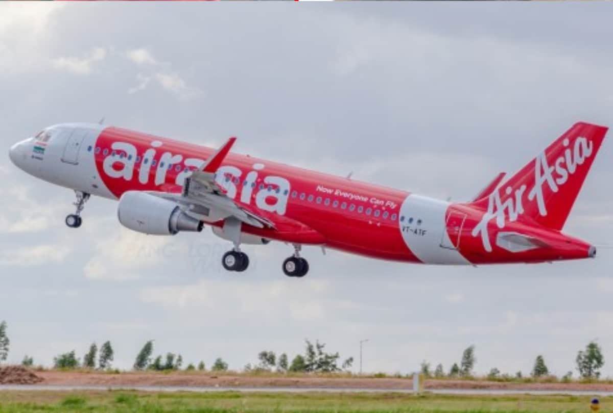 girlfriend and boyfriend misbehaved with flight attendant in airasia flight