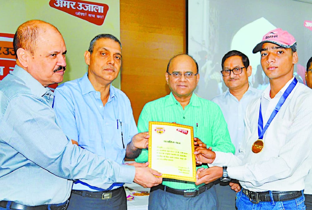 amar ujala honours to toppers of uttar pradesh board.
