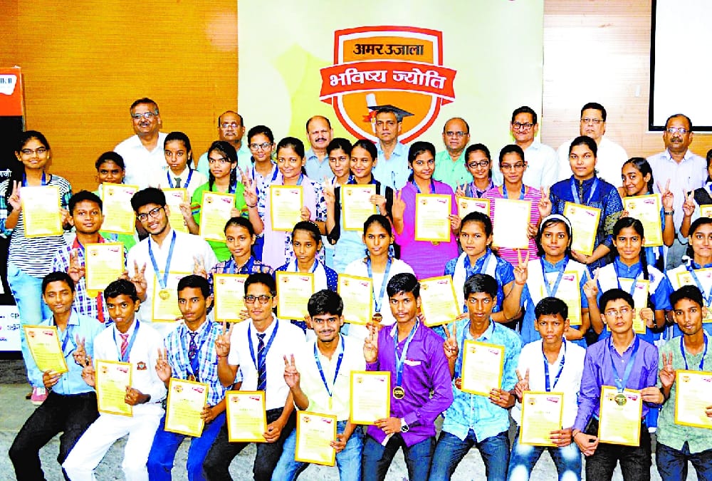 amar ujala honours to toppers of uttar pradesh board.
