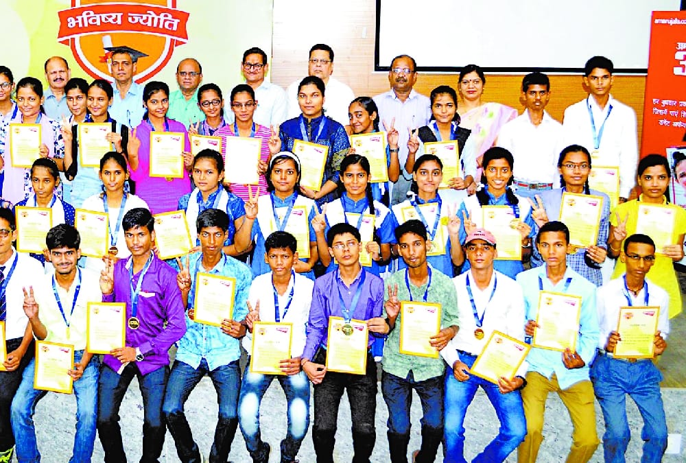 amar ujala honours to toppers of uttar pradesh board.