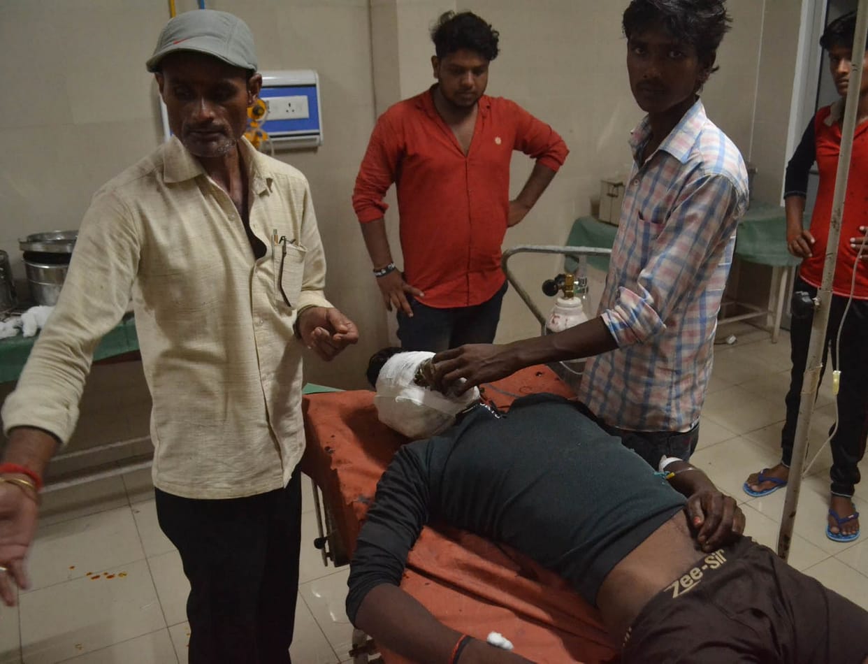 पिकअप पलटने से नर्तकी समेत दो की मौत, चार घायल