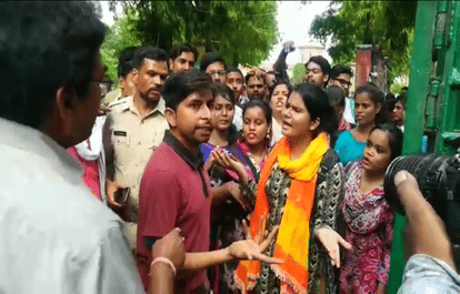 Bed students protest agasint dayalbagh educational institute