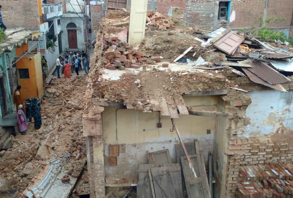 wall of a building collapsed in lucknow.