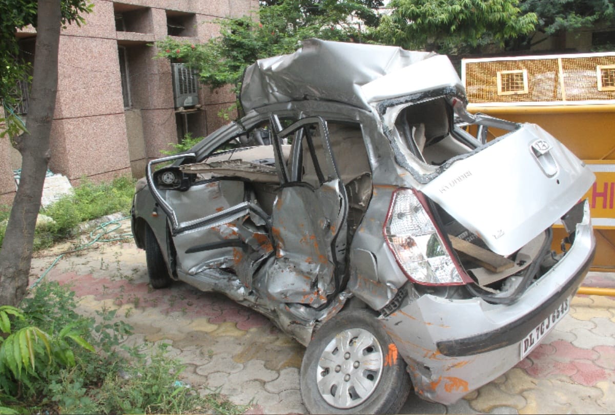 delhi car crushed between 2 bus woman grandson died family about to shift in new home but finished