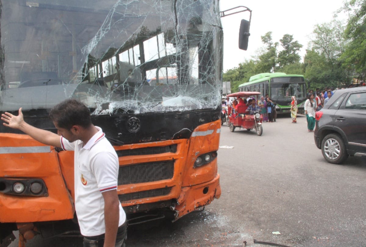 delhi car crushed between 2 bus woman grandson died family about to shift in new home but finished