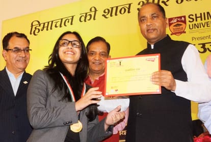 CM jairam thakur wife Dr sadhna in amar ujala medhavi samman samaroh 2018