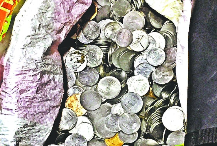 Divorce Case of Highcourt Advocate, Respondent give Coins as Monthly Maintainance to Wife