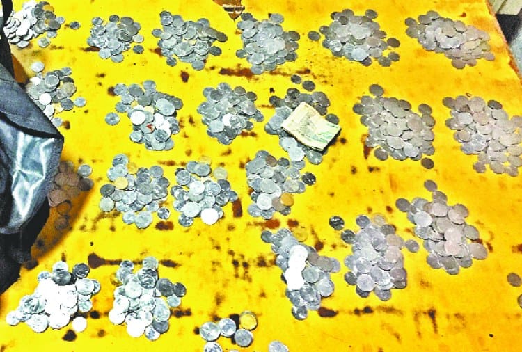 Divorce Case of Highcourt Advocate, Respondent give Coins as Monthly Maintainance to Wife
