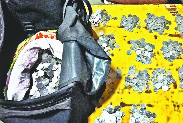 Divorce Case of Highcourt Advocate, Respondent give Coins as Monthly Maintainance to Wife