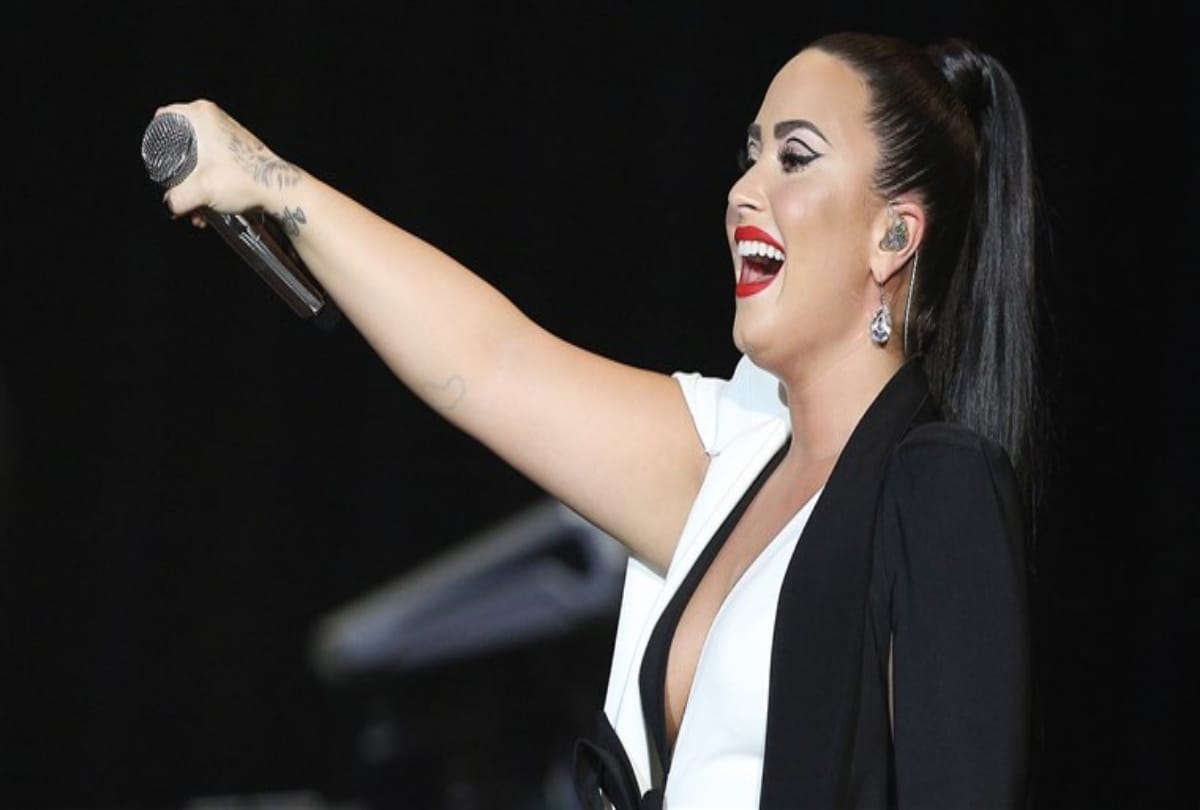 Demi Lovato rushed out in hospital after drug overdose