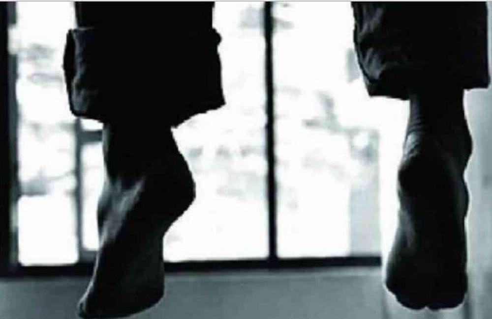 Kerala man commits suicide by hanging in guest house mathura