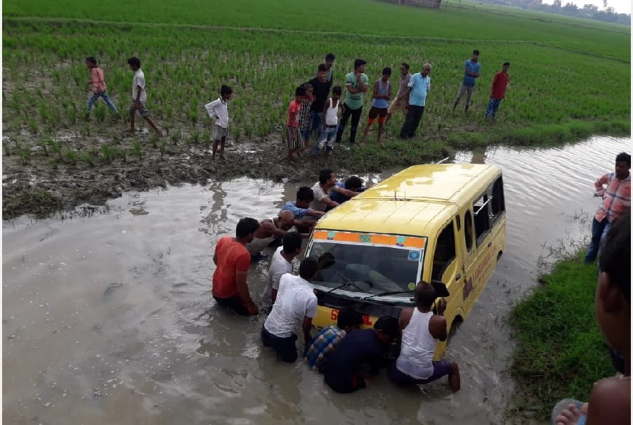 बच्चों से भरी वैन नाले में पलटी, बड़ा हादसा टला